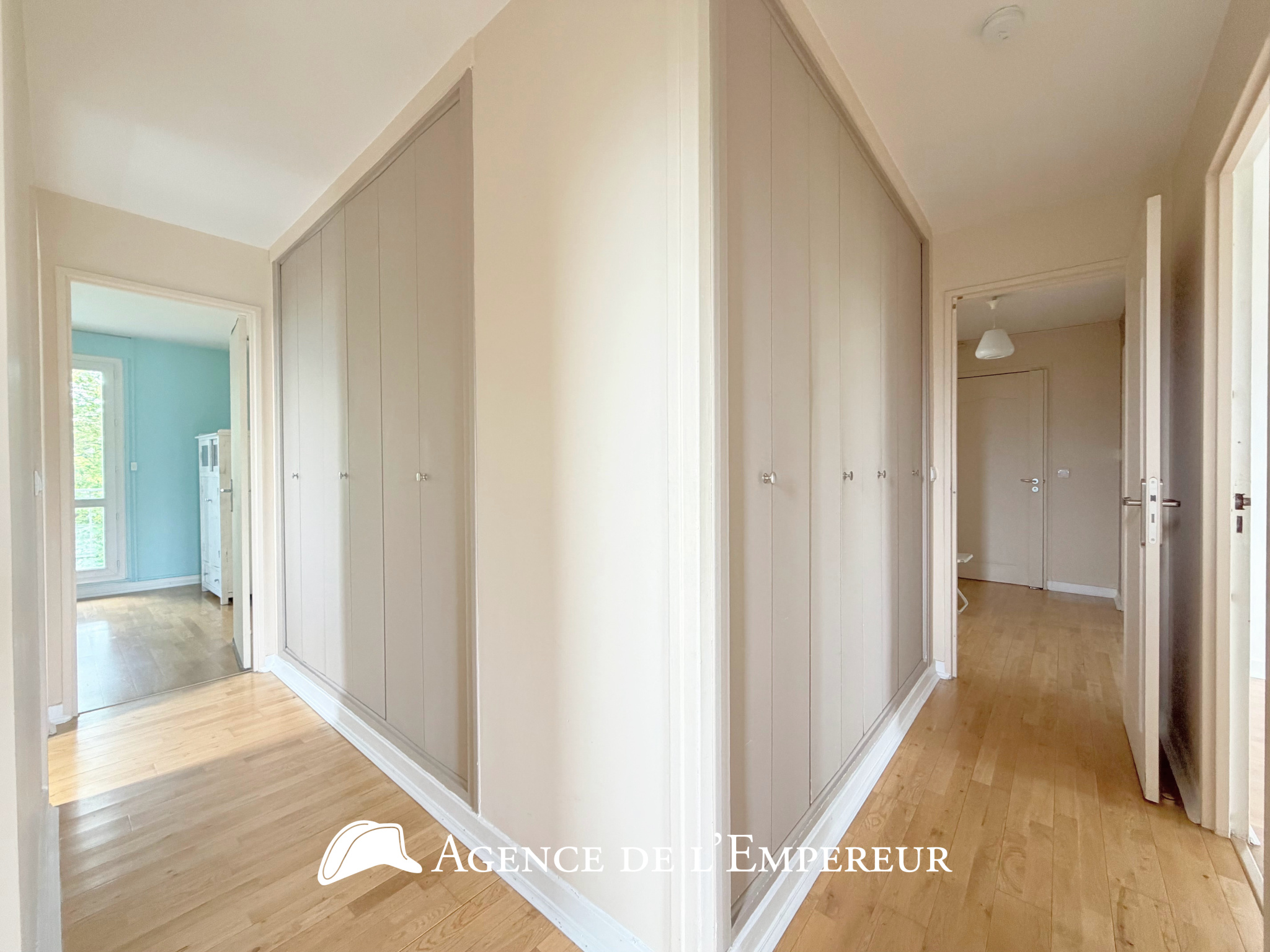 4 pièces location non meublée 80,5 m2, balcon, cave et parking extérieur