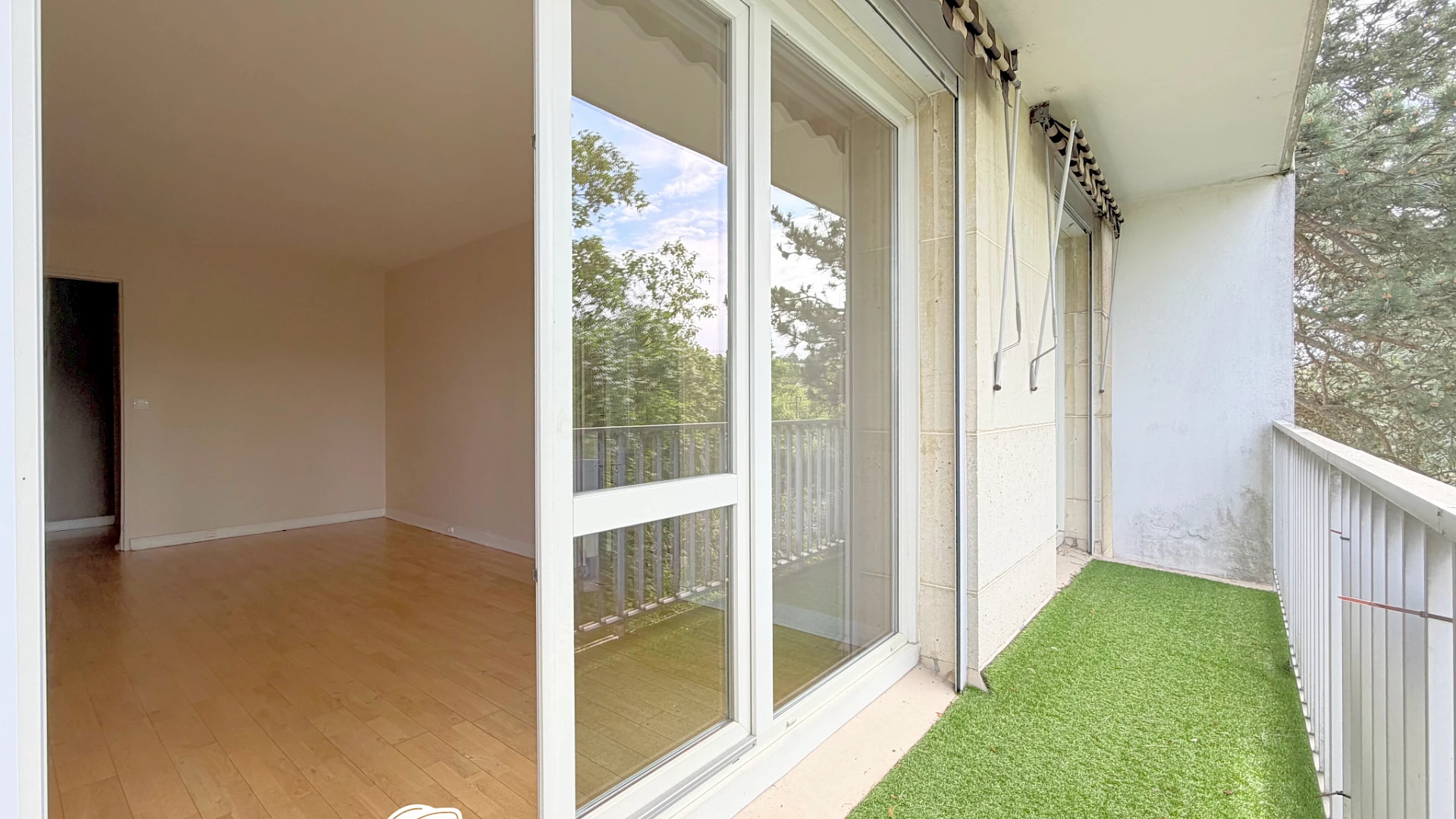 4 pièces location non meublée 80,5 m2, balcon, cave et parking extérieur