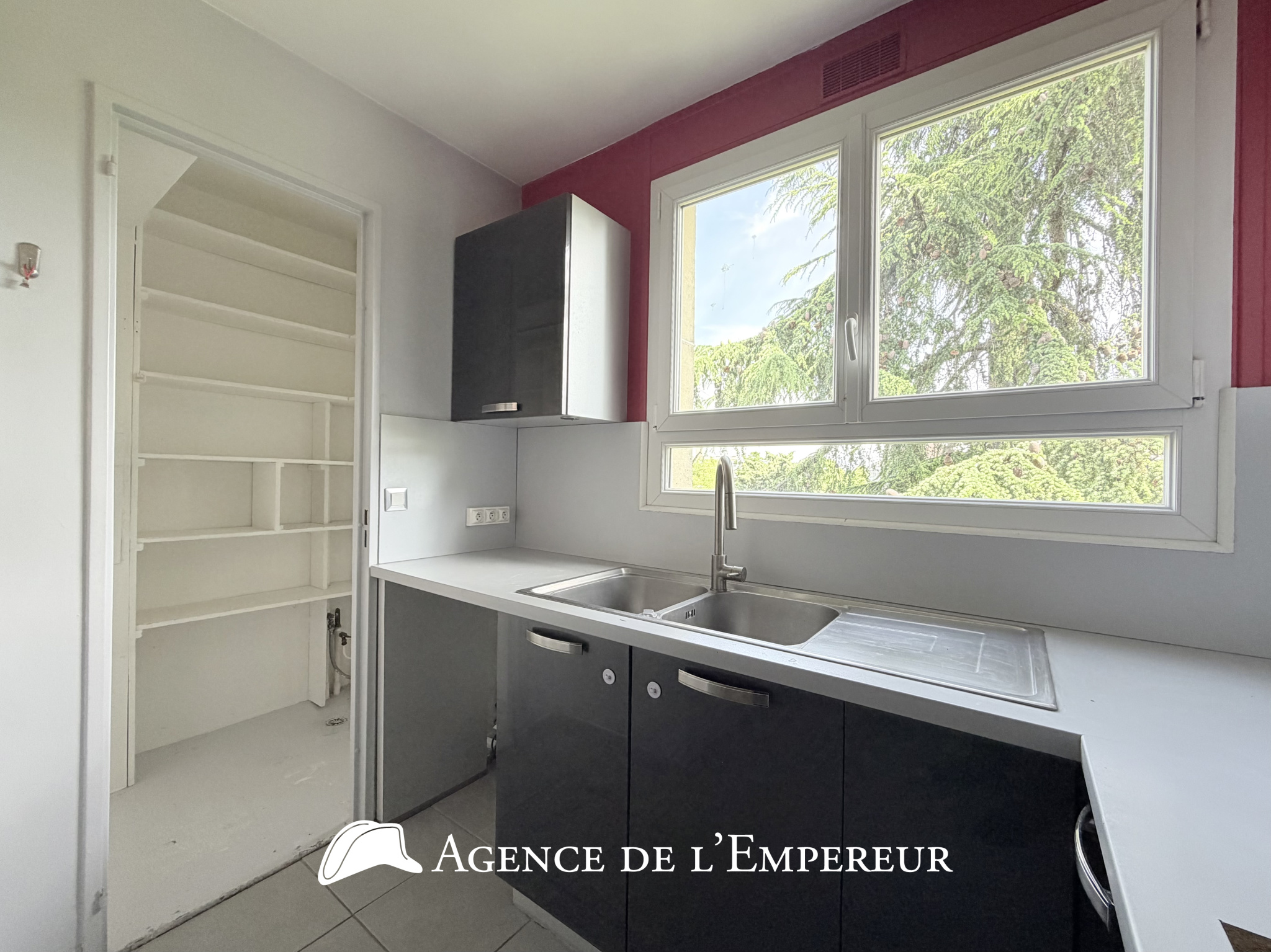 4 pièces location non meublée 80,5 m2, balcon, cave et parking extérieur