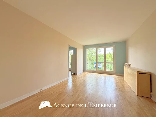 4 pièces location non meublée 80,5 m2, balcon, cave et parking extérieur