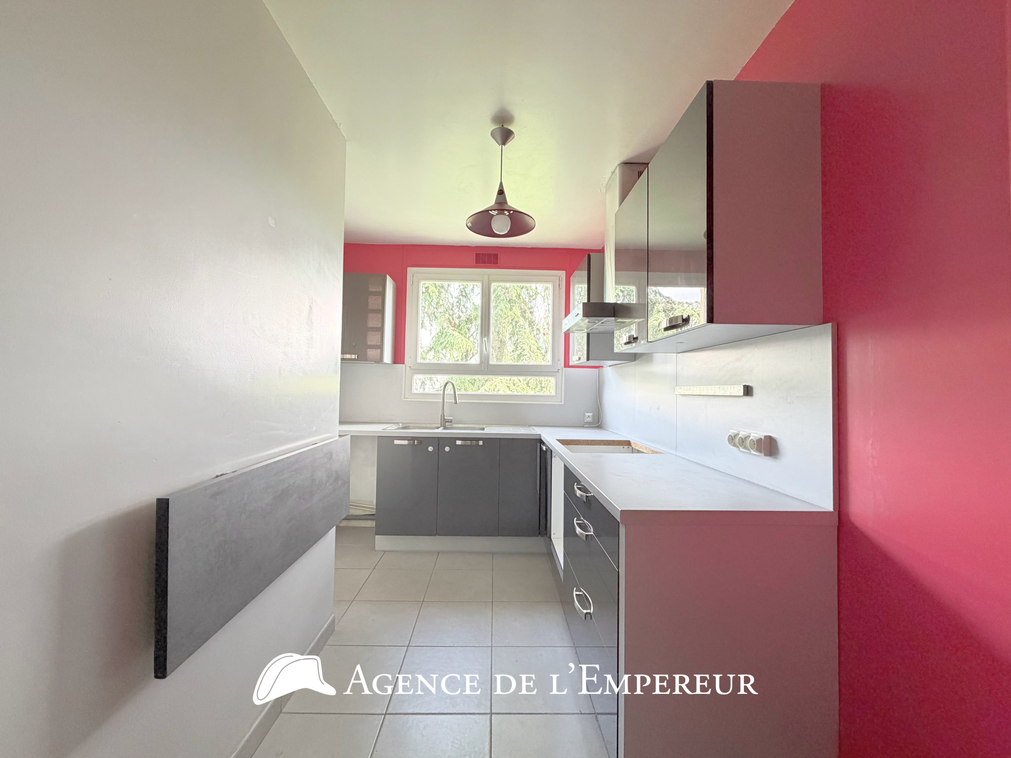 4 pièces location non meublée 80,5 m2, balcon, cave et parking extérieur