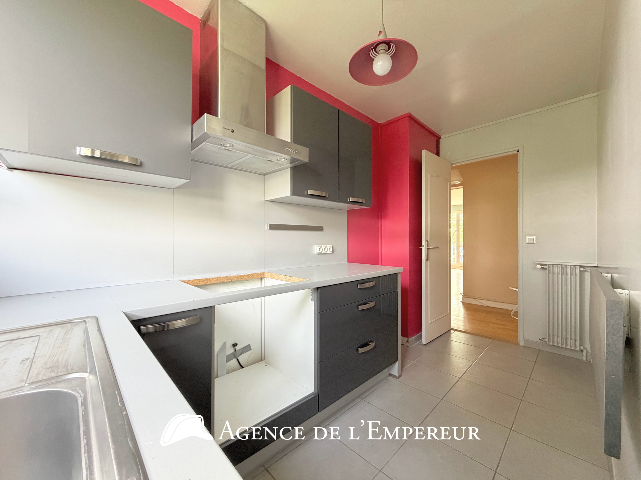 4 pièces location non meublée 80,5 m2, balcon, cave et parking extérieur