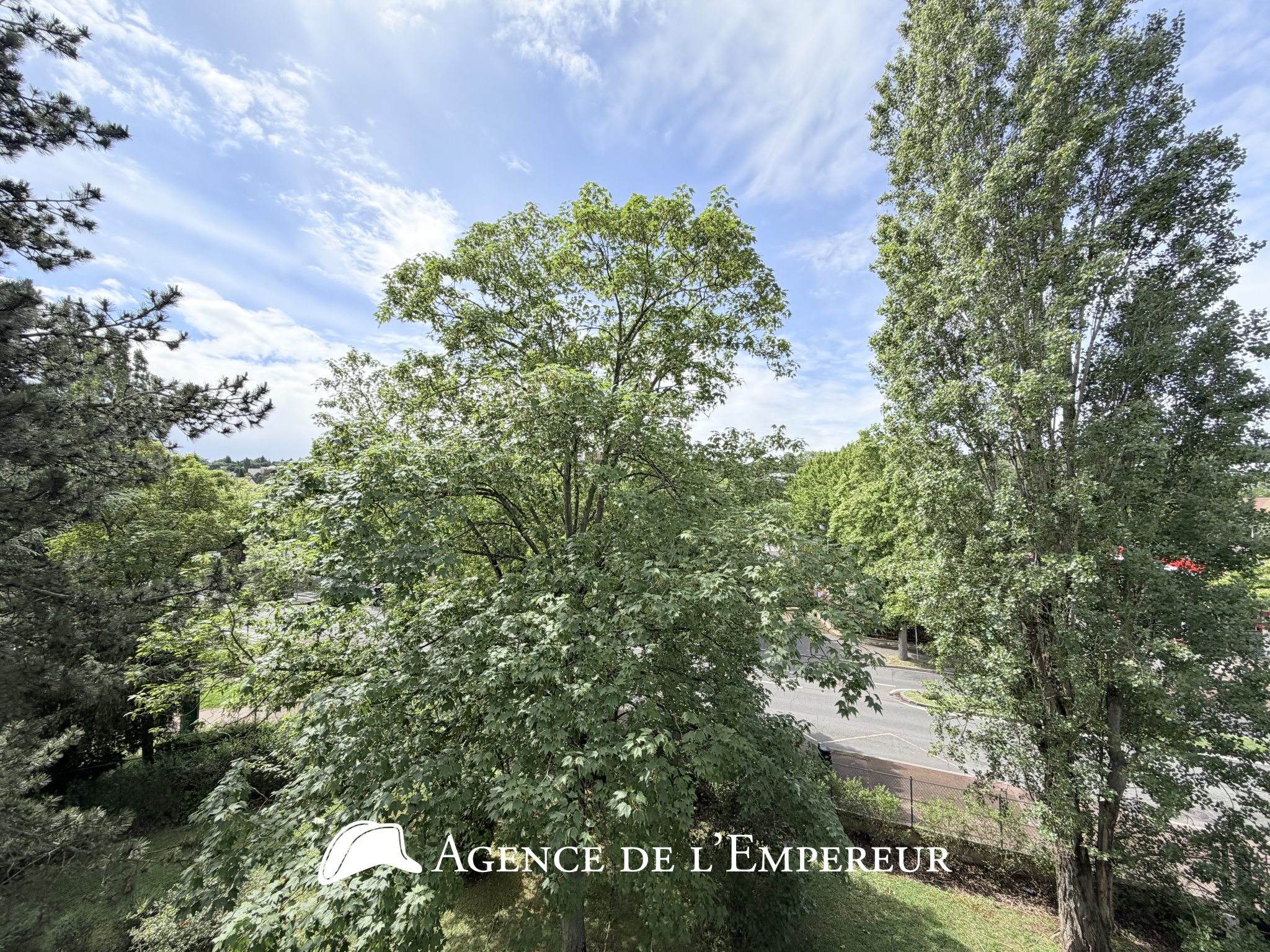 4 pièces location non meublée 80,5 m2, balcon, cave et parking extérieur
