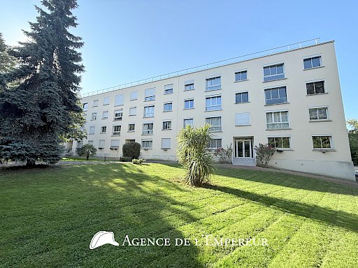 Appartement de 55 m2, cave et box - Les Closeaux - 1