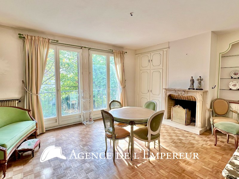 Appartement 3 pièces avec balcon et cheminée.