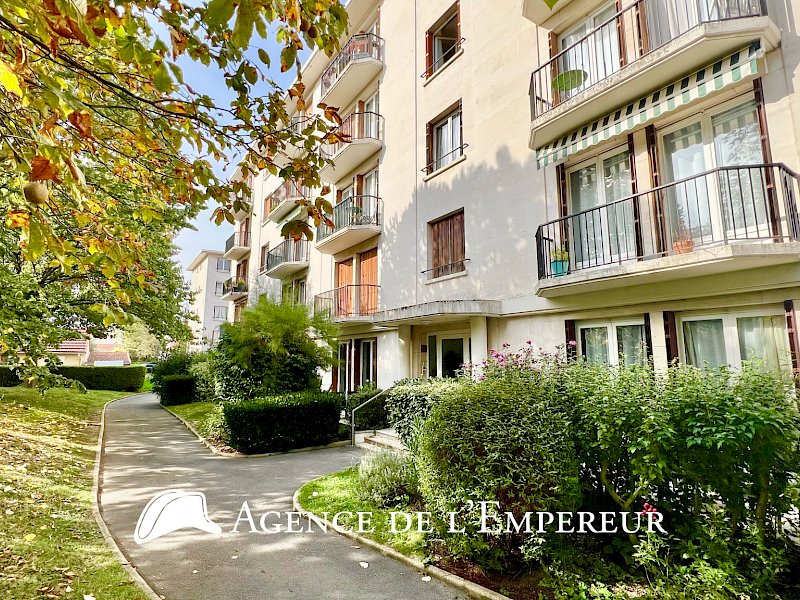 Appartement 3 pièces avec balcon et cheminée.