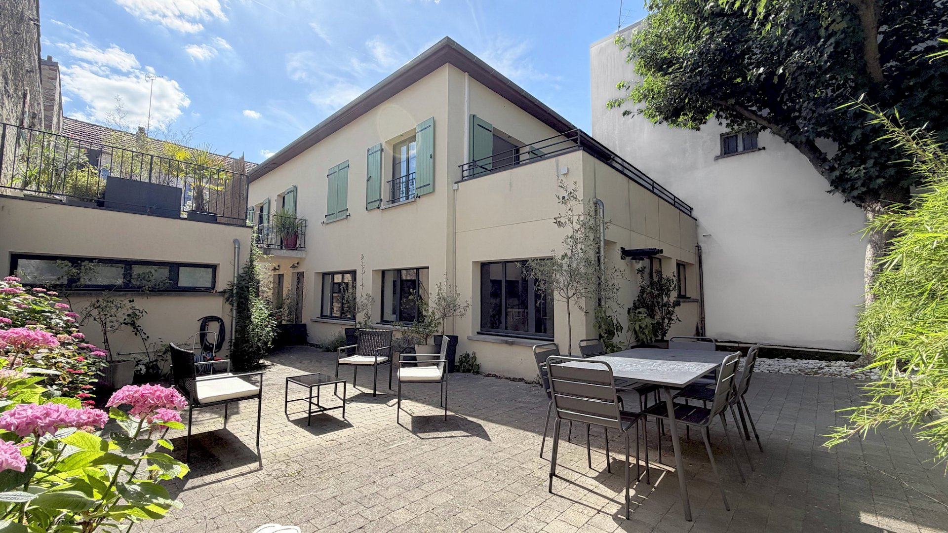Maison contemporaine avec 120 m2 d'espace extérieur privatif   Rueil cœur de ville