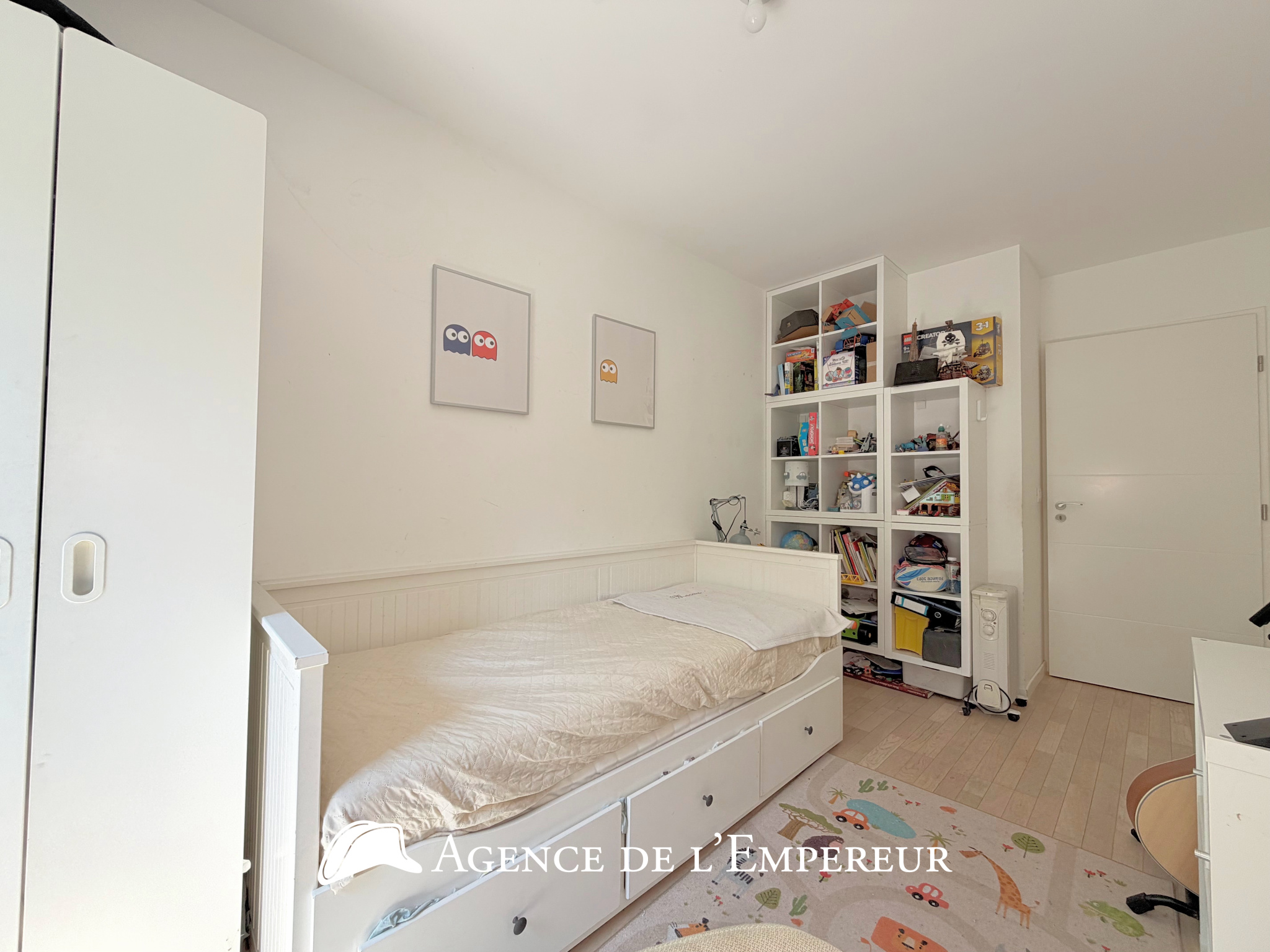 4 pièces, 3 chambres, balcon, au calme, proche place Besche à Rueil. 2 parkings. Résidence récente