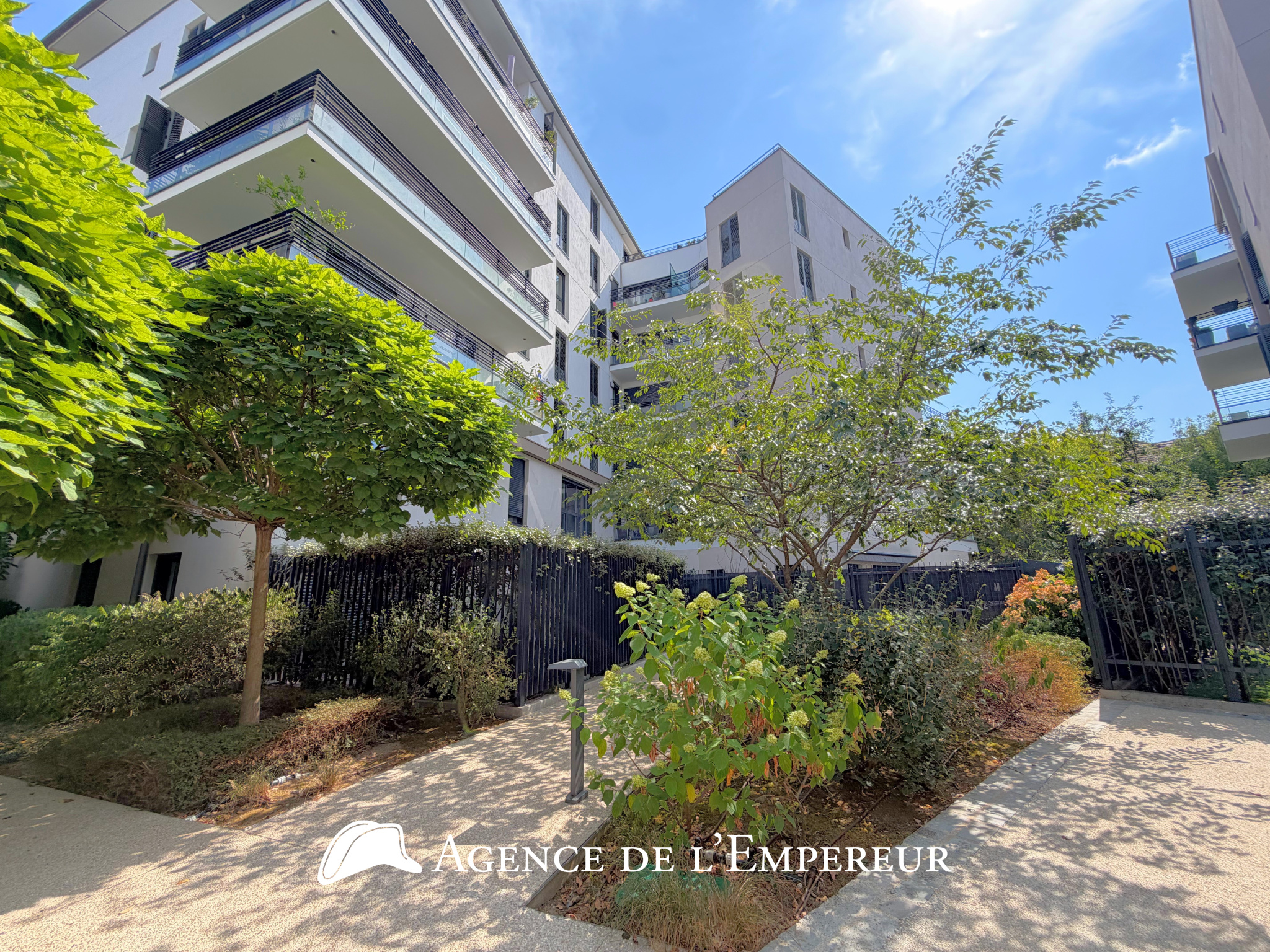 4 pièces, 3 chambres, balcon, au calme, proche place Besche à Rueil. 2 parkings. Résidence récente - 27