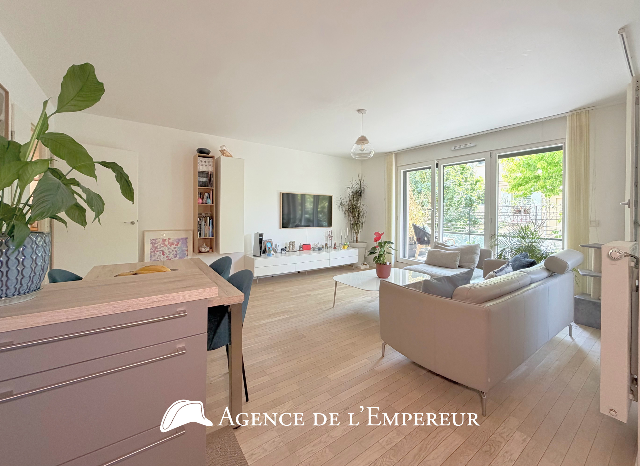 4 pièces, 3 chambres, balcon, au calme, proche place Besche à Rueil. 2 parkings. Résidence récente