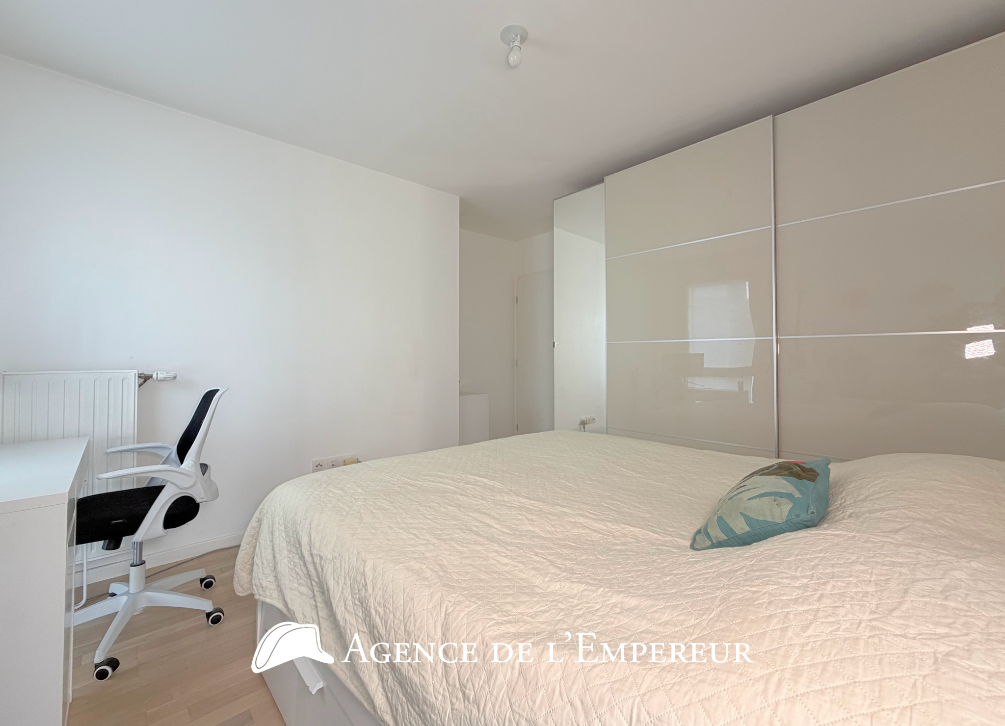 4 pièces, 3 chambres, balcon, au calme, proche place Besche à Rueil. 2 parkings. Résidence récente