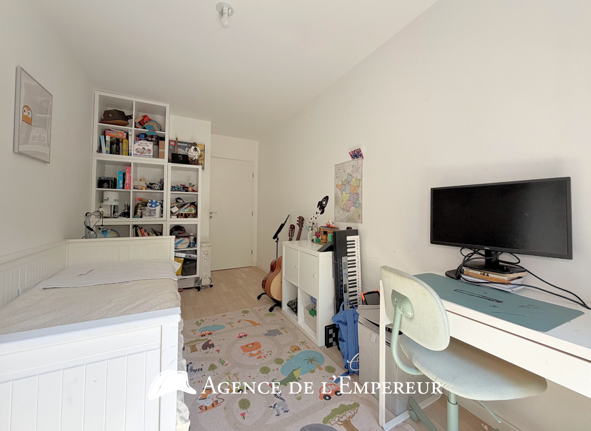 4 pièces, 3 chambres, balcon, au calme, proche place Besche à Rueil. 2 parkings. Résidence récente