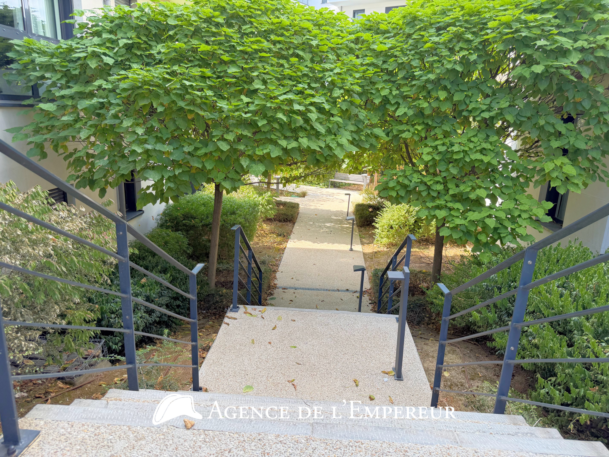4 pièces, 3 chambres, balcon, au calme, proche place Besche à Rueil. 2 parkings. Résidence récente