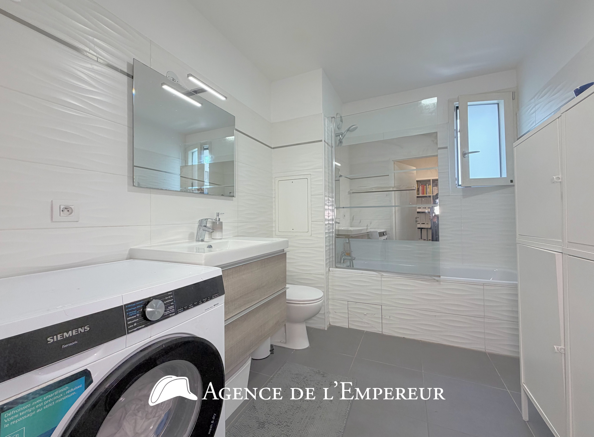 4 pièces, 3 chambres, balcon, au calme, proche place Besche à Rueil. 2 parkings. Résidence récente