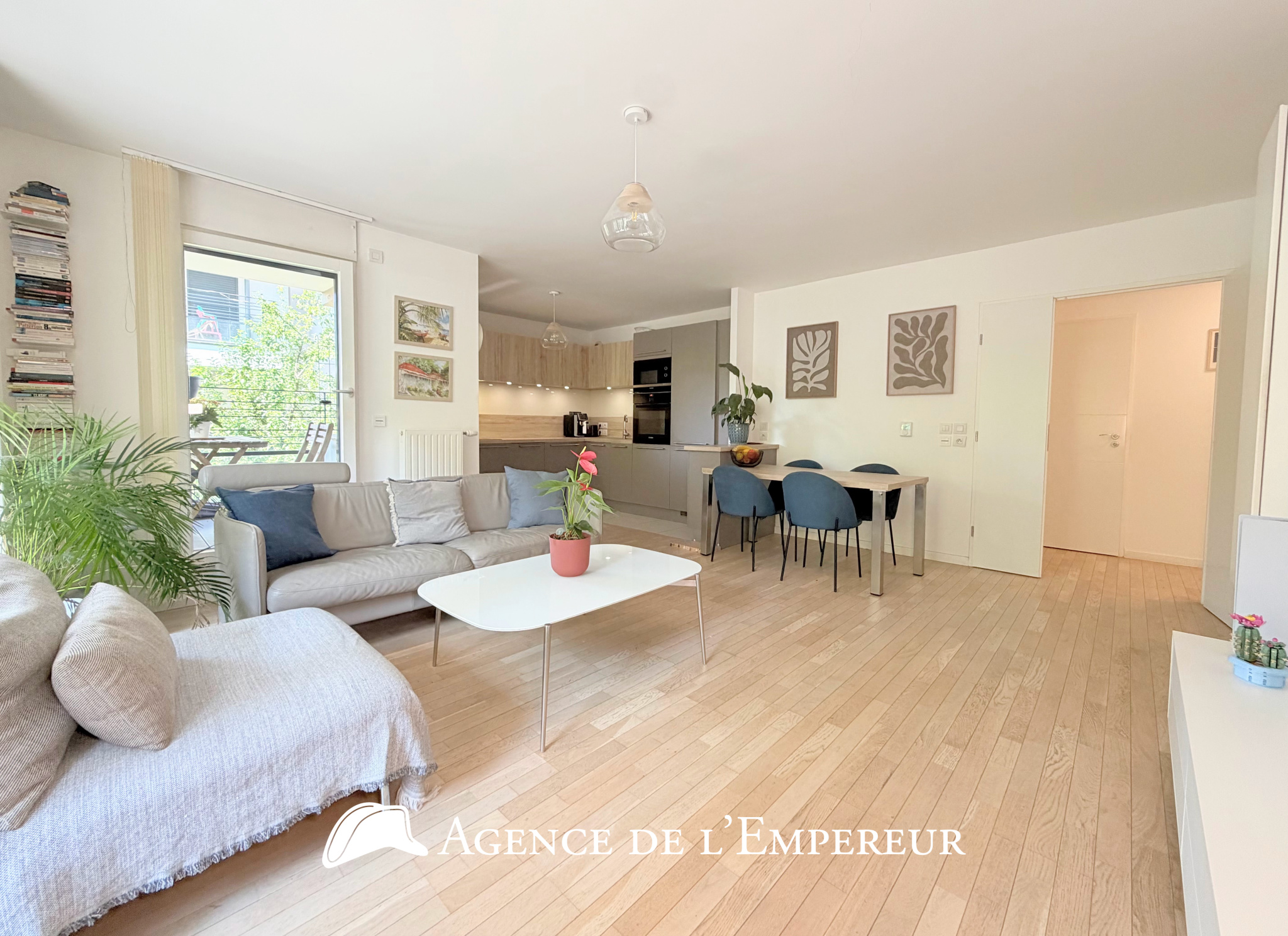 4 pièces, 3 chambres, balcon, au calme, proche place Besche à Rueil. 2 parkings. Résidence récente