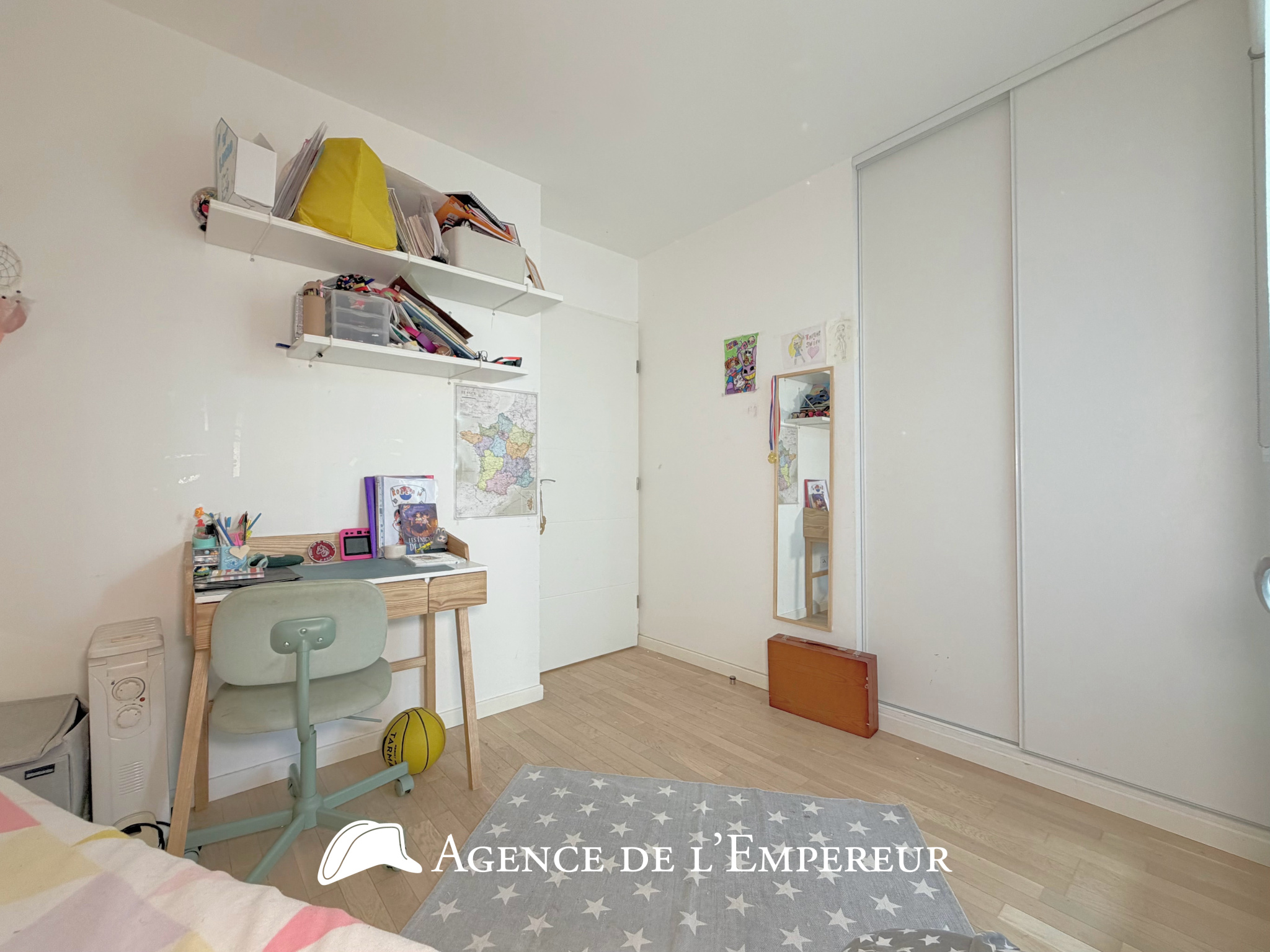 4 pièces, 3 chambres, balcon, au calme, proche place Besche à Rueil. 2 parkings. Résidence récente