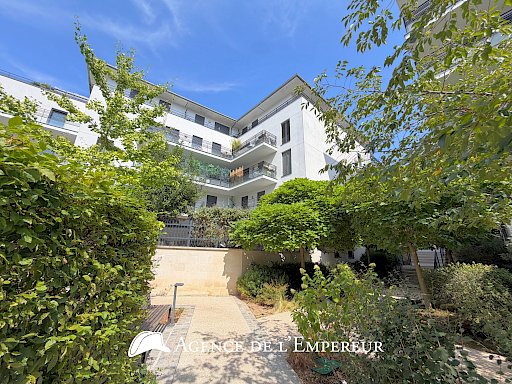 4 pièces, 3 chambres, balcon, au calme, proche place Besche à Rueil. 2 parkings. Résidence récente - 1