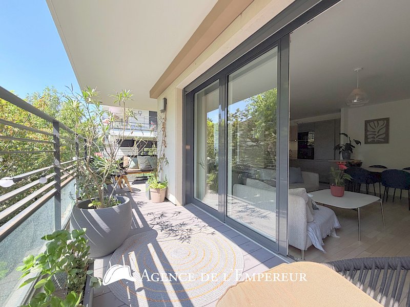 4 pièces, 3 chambres, balcon, au calme, proche place Besche à Rueil. 2 parkings. Résidence récente
