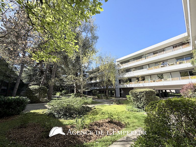 Grand 3 pièces de 93 m2   2 terrasses, 2 parkings et cave.