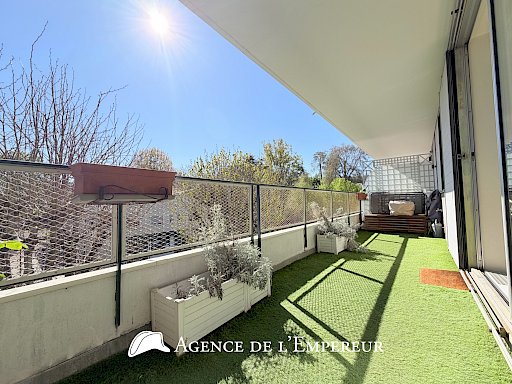 Grand 3 pièces de 93 m2   2 terrasses, 2 parkings et cave.