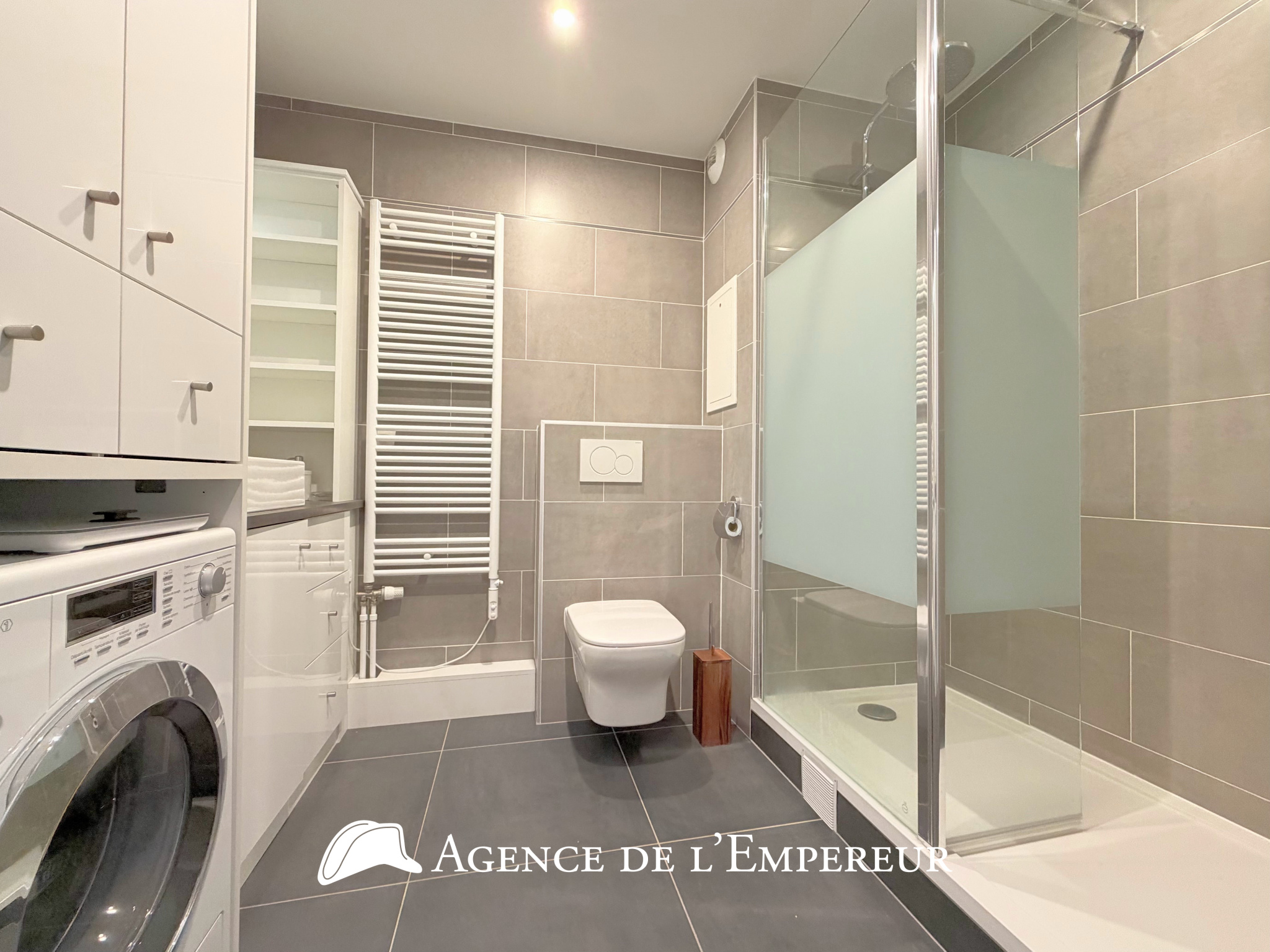 Grand 2 pièces 56 m2 avec terrasse, cave et parking. Résidence Jadis et Demain - 13