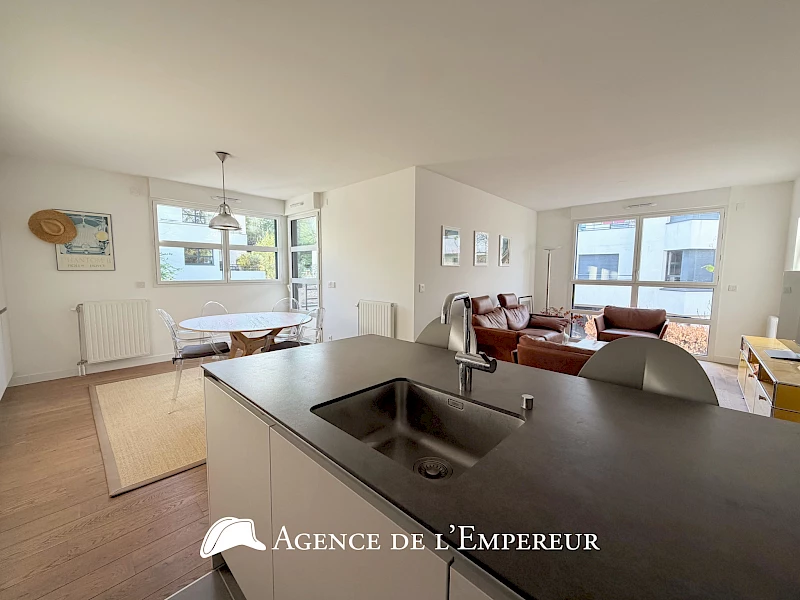 Grand 2 pièces 56 m2 avec terrasse, cave et parking. Résidence Jadis et Demain