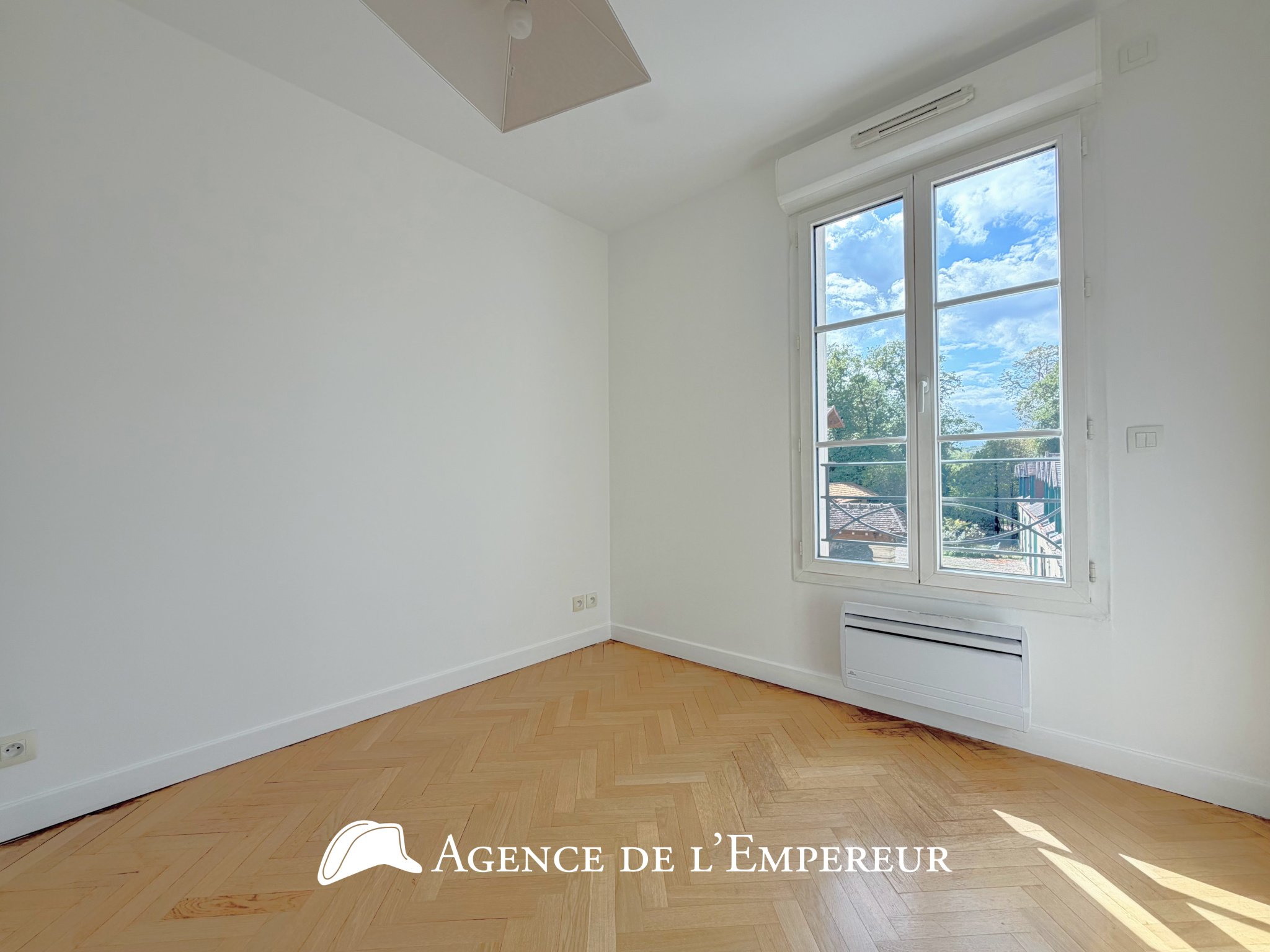 Magnifique 4 pièces en location non meublée centre-ville. Balcon et 2 places de parking.