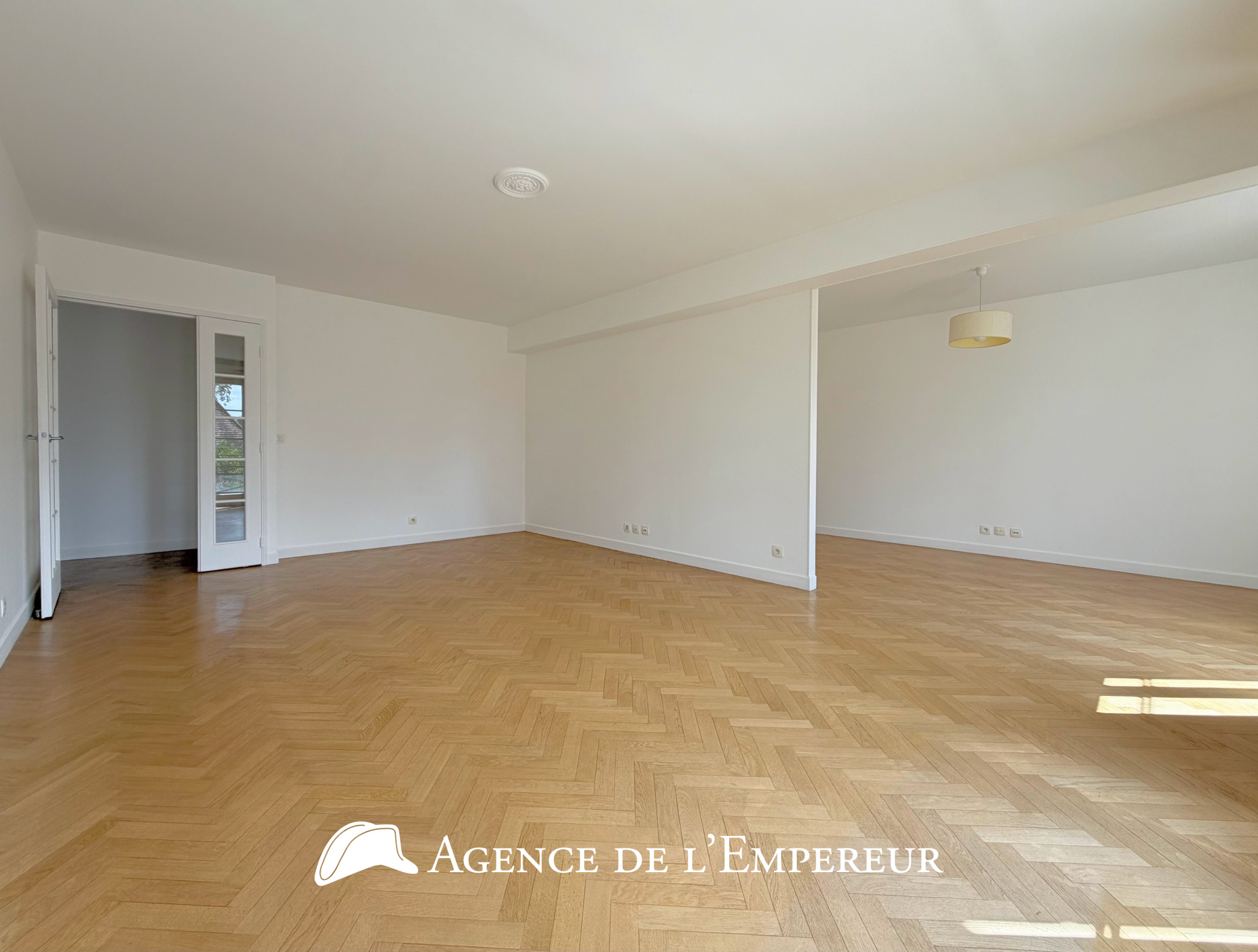 Magnifique 4 pièces en location non meublée centre-ville. Balcon et 2 places de parking.