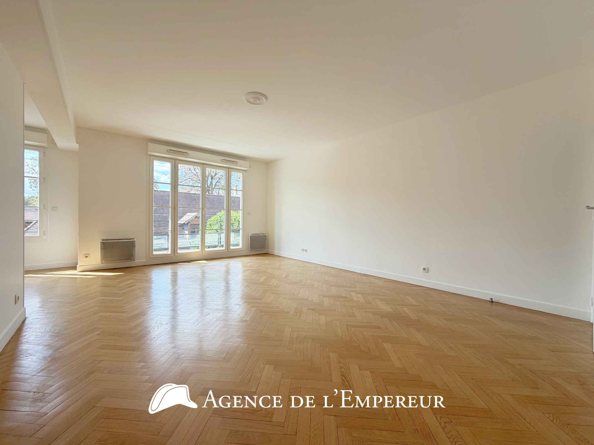 Magnifique 4 pièces en location non meublée centre-ville. Balcon et 2 places de parking.