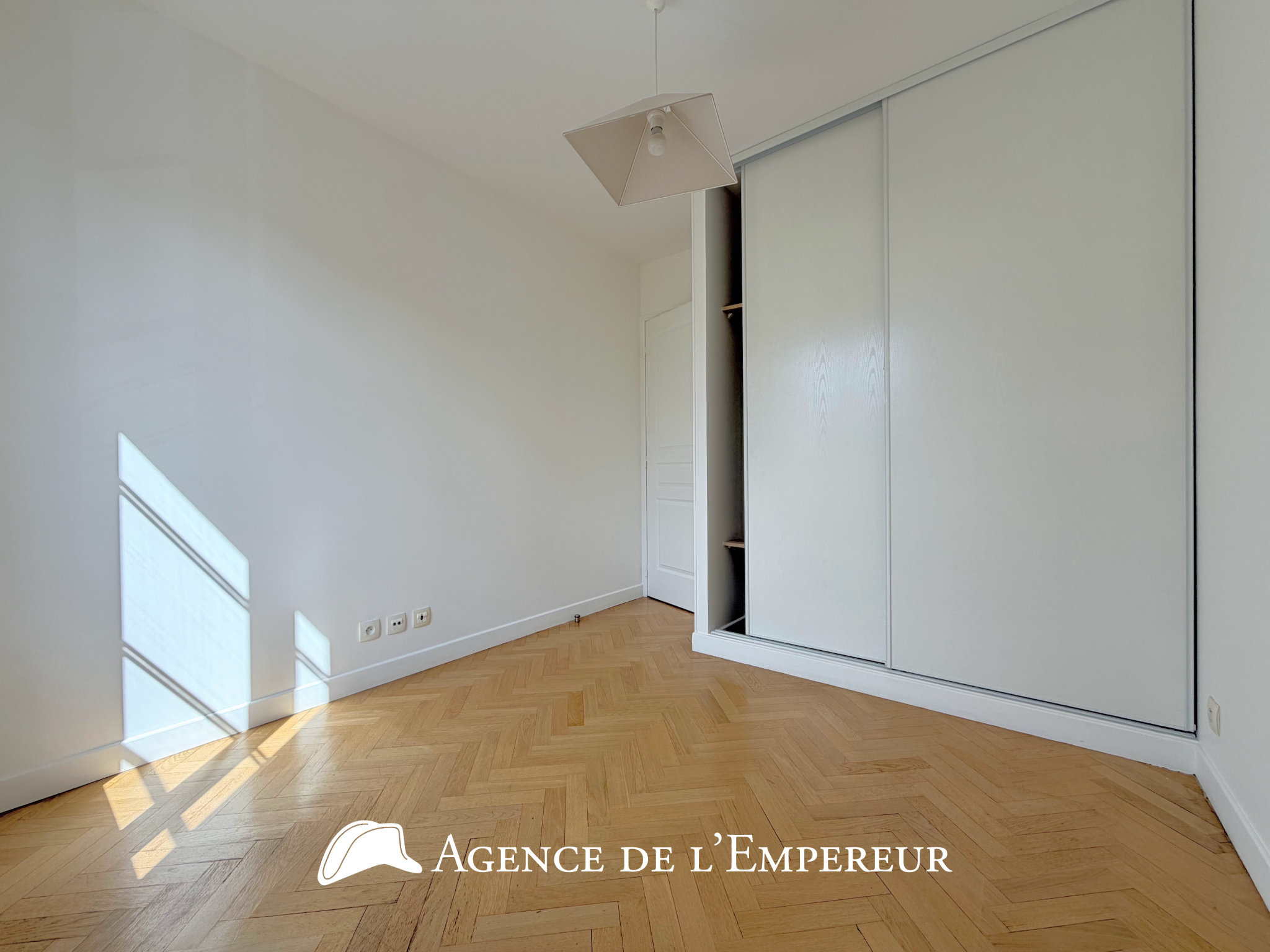 Magnifique 4 pièces en location non meublée centre-ville. Balcon et 2 places de parking.