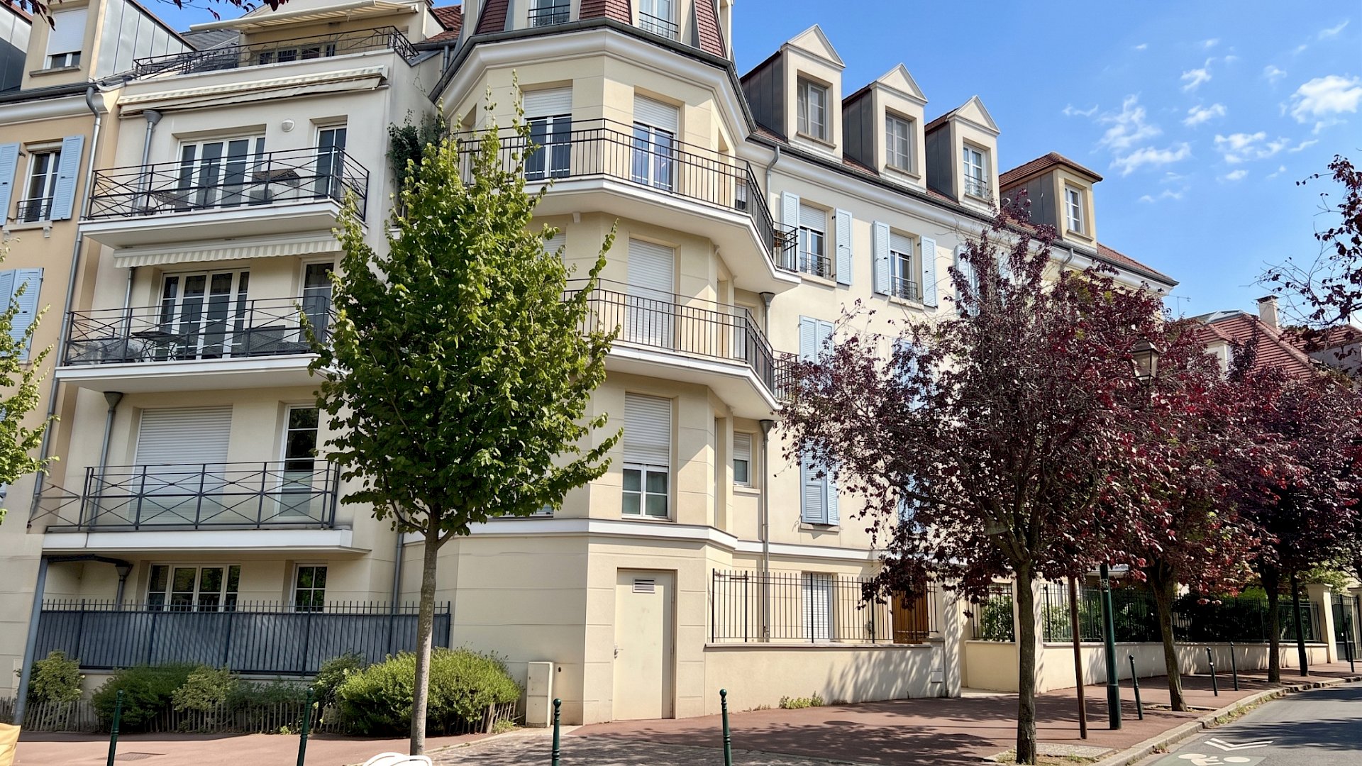 Magnifique 4 pièces en location non meublée centre-ville. Balcon et 2 places de parking.