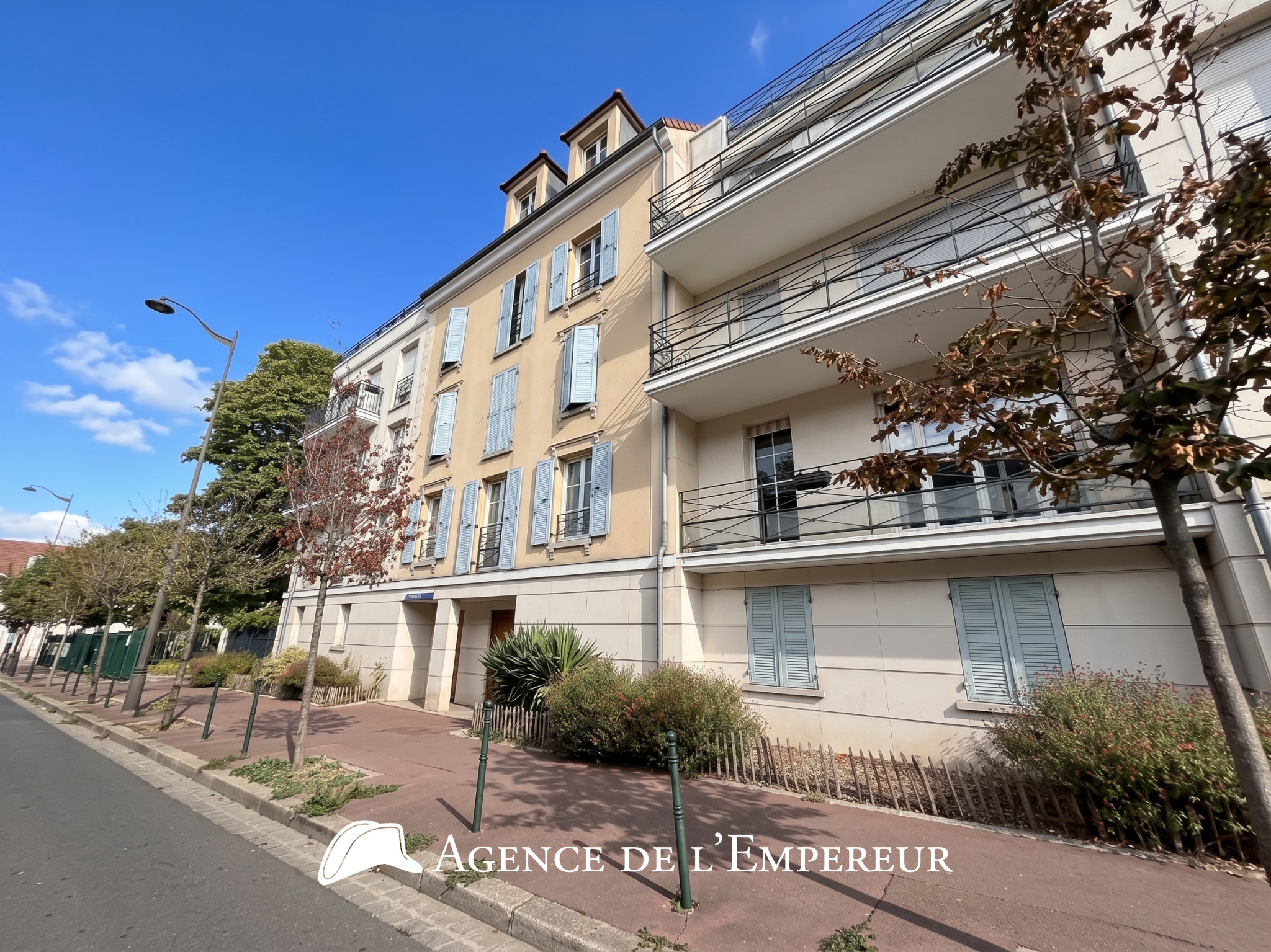 Magnifique 4 pièces en location non meublée centre-ville. Balcon et 2 places de parking.