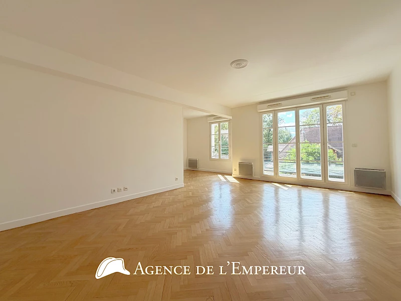 Magnifique 4 pièces en location non meublée centre-ville. Balcon et 2 places de parking.
