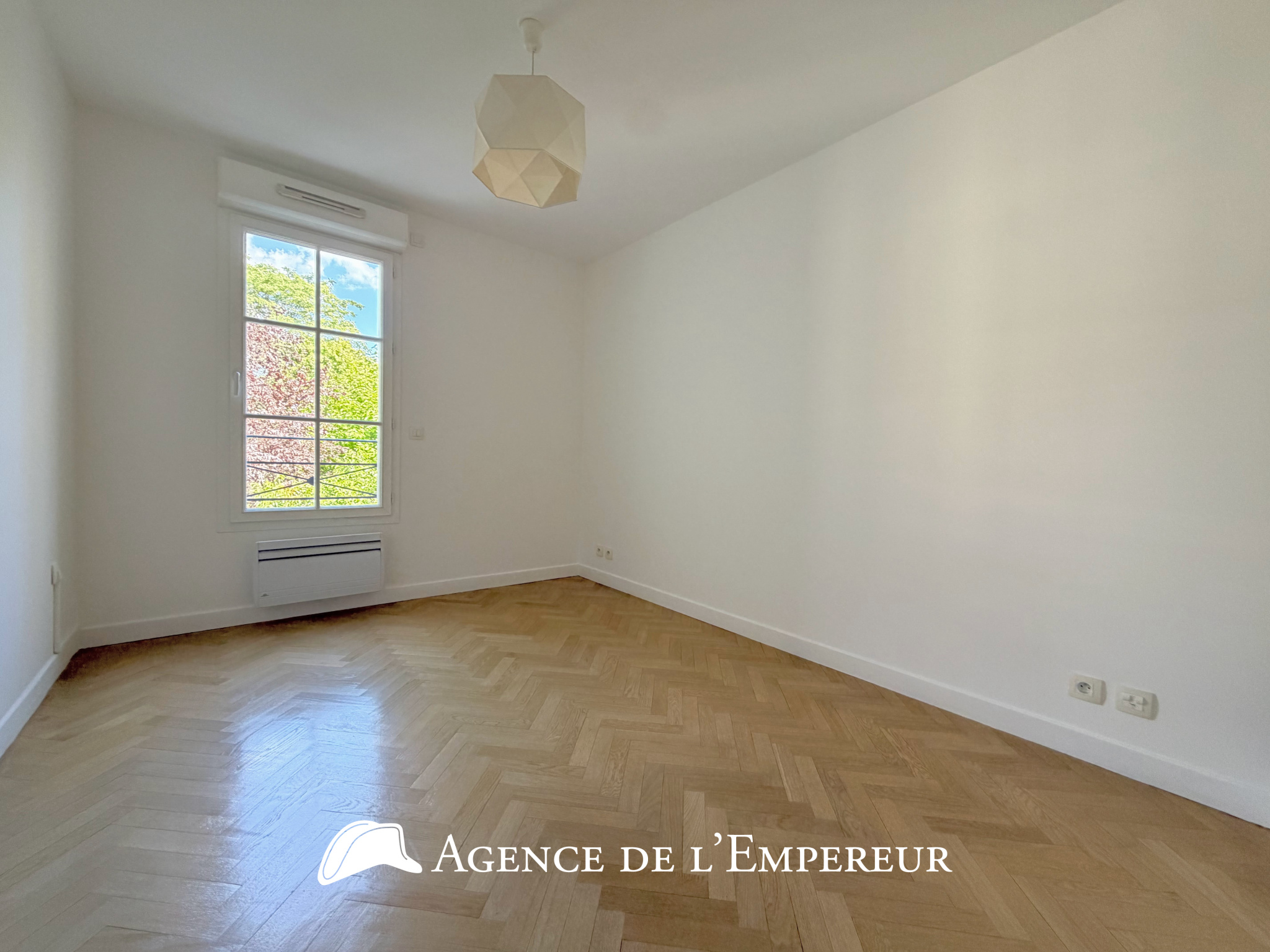 Magnifique 4 pièces en location non meublée centre-ville. Balcon et 2 places de parking.
