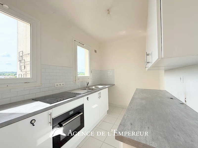 3 pièces, 8e et dernier étage avec terrasse, balcon et cave - Centre Ville