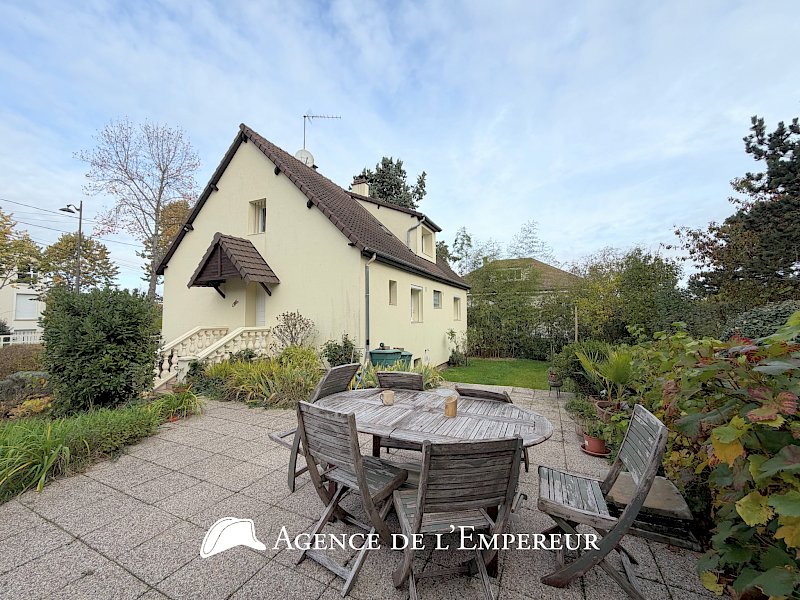 Maison familiale non mitoyenne de 140 m2 habitables, 4 chambres,