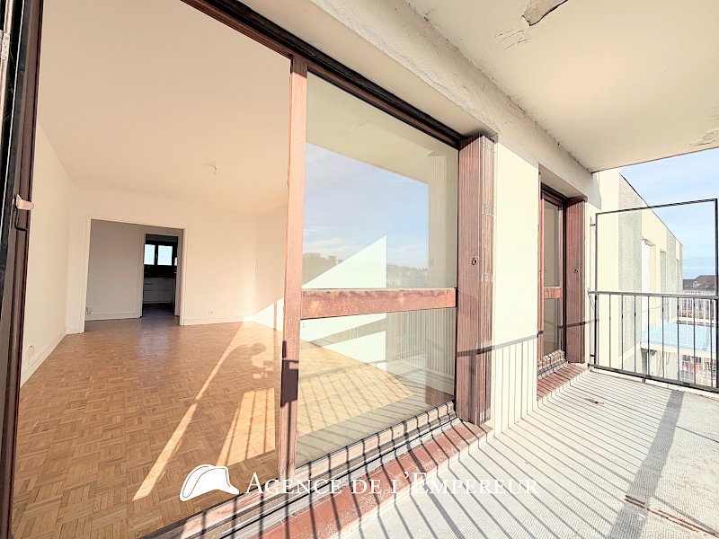 3 pièces non meublée avec balcons, parking et cave