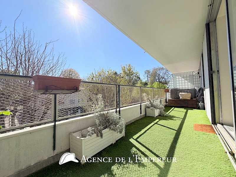 Grand 3 pièces de 93 m2   2 terrasses, 2 parkings et cave.
