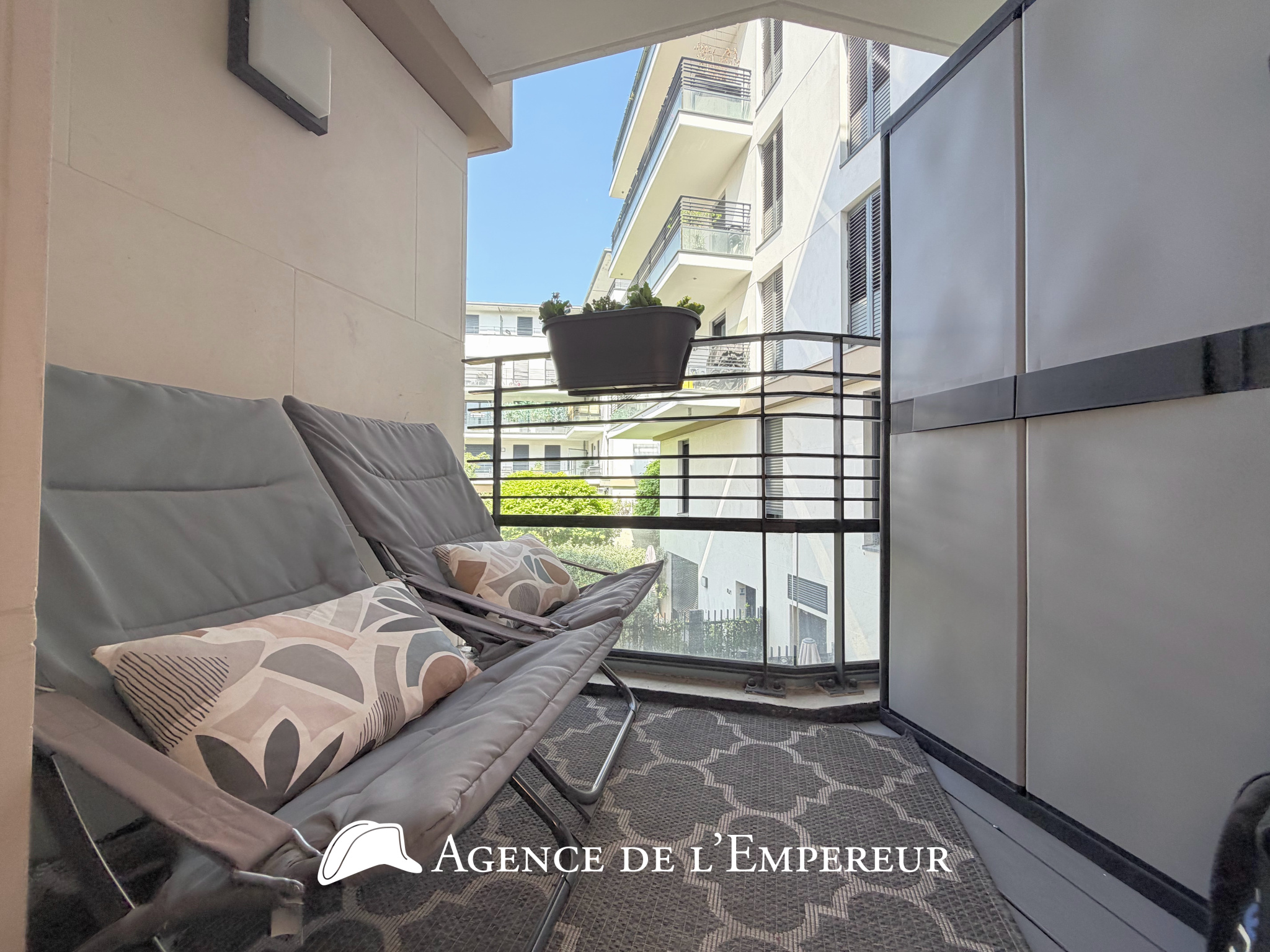 4 pièces, 3 chambres, balcon, au calme, proche place Besche à Rueil. 2 parkings. Résidence récente - 24
