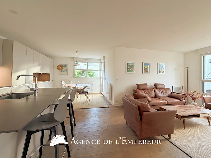 Grand 2 pièces 56 m2 avec terrasse, cave et parking. Résidence Jadis et Demain