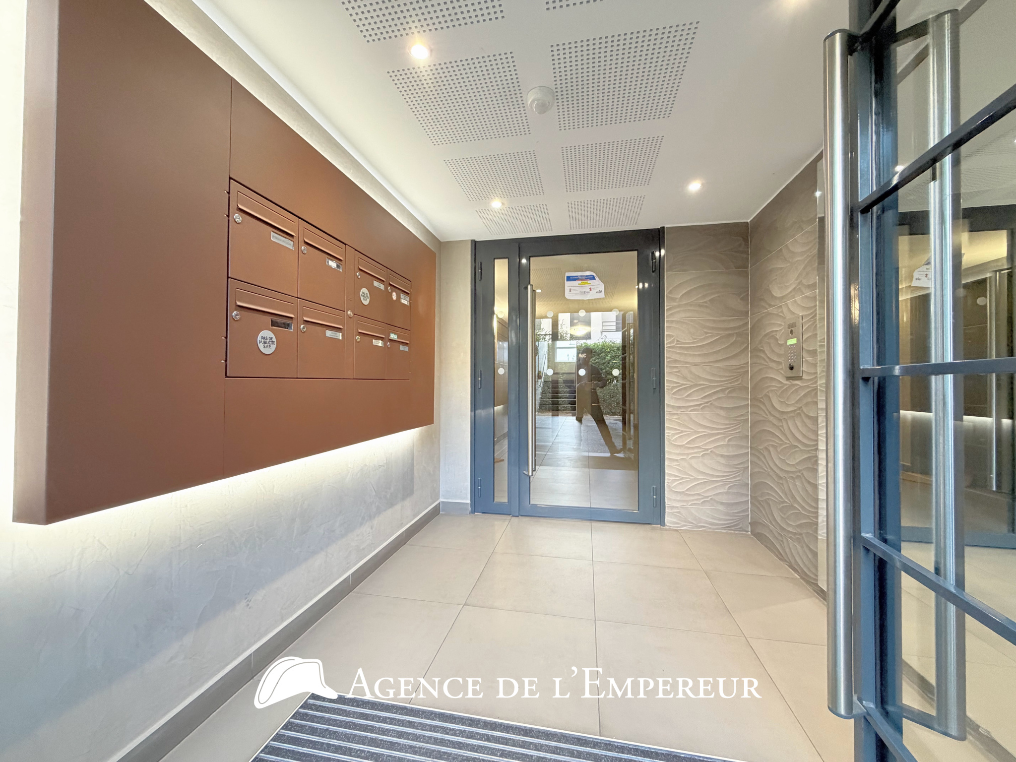Grand 2 pièces 56 m2 avec terrasse, cave et parking. Résidence Jadis et Demain - 17