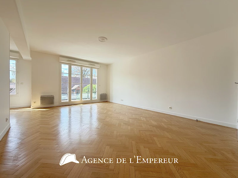 Magnifique 4 pièces en location non meublée centre-ville. Balcon et 2 places de parking.