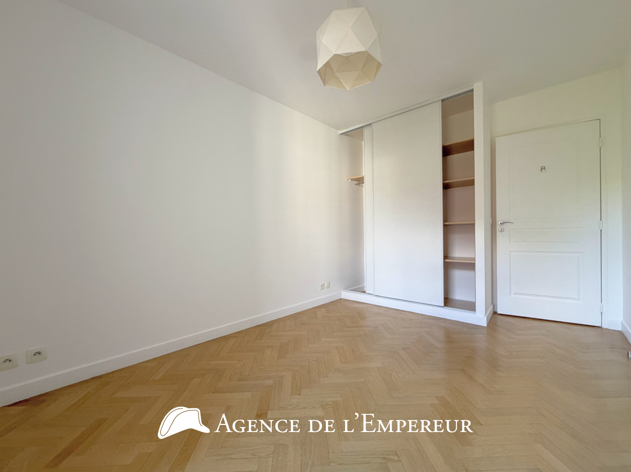 Magnifique 4 pièces en location non meublée centre-ville. Balcon et 2 places de parking. - 18