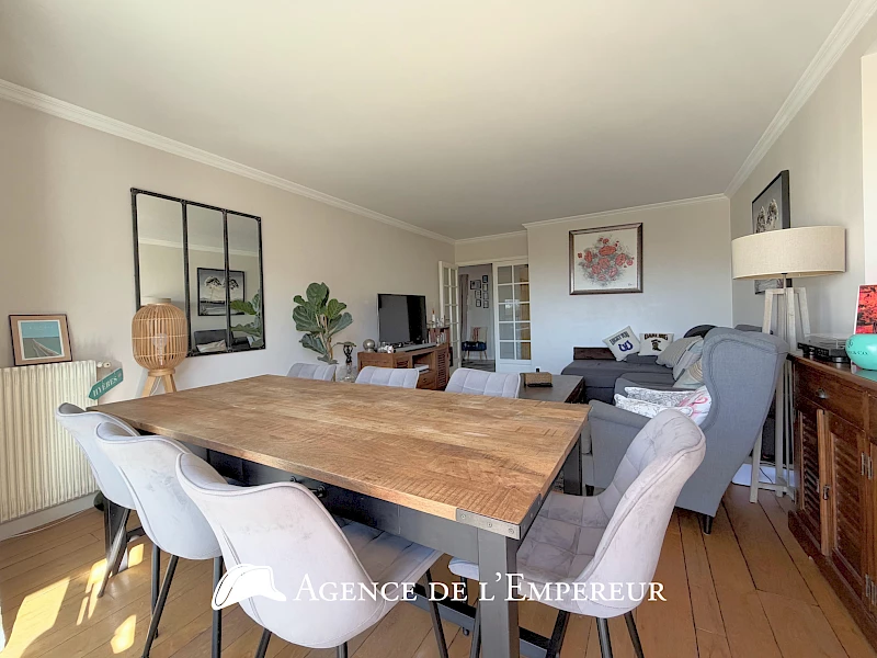 5 pièces, 101,3 m2, balcon, cave et parking. DPE C