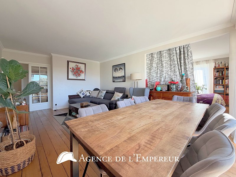 5 pièces, 101,3 m2, balcon, cave et parking. DPE C