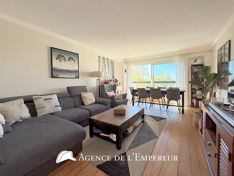 5 pièces, 101,3 m2, balcon, cave et parking. DPE C