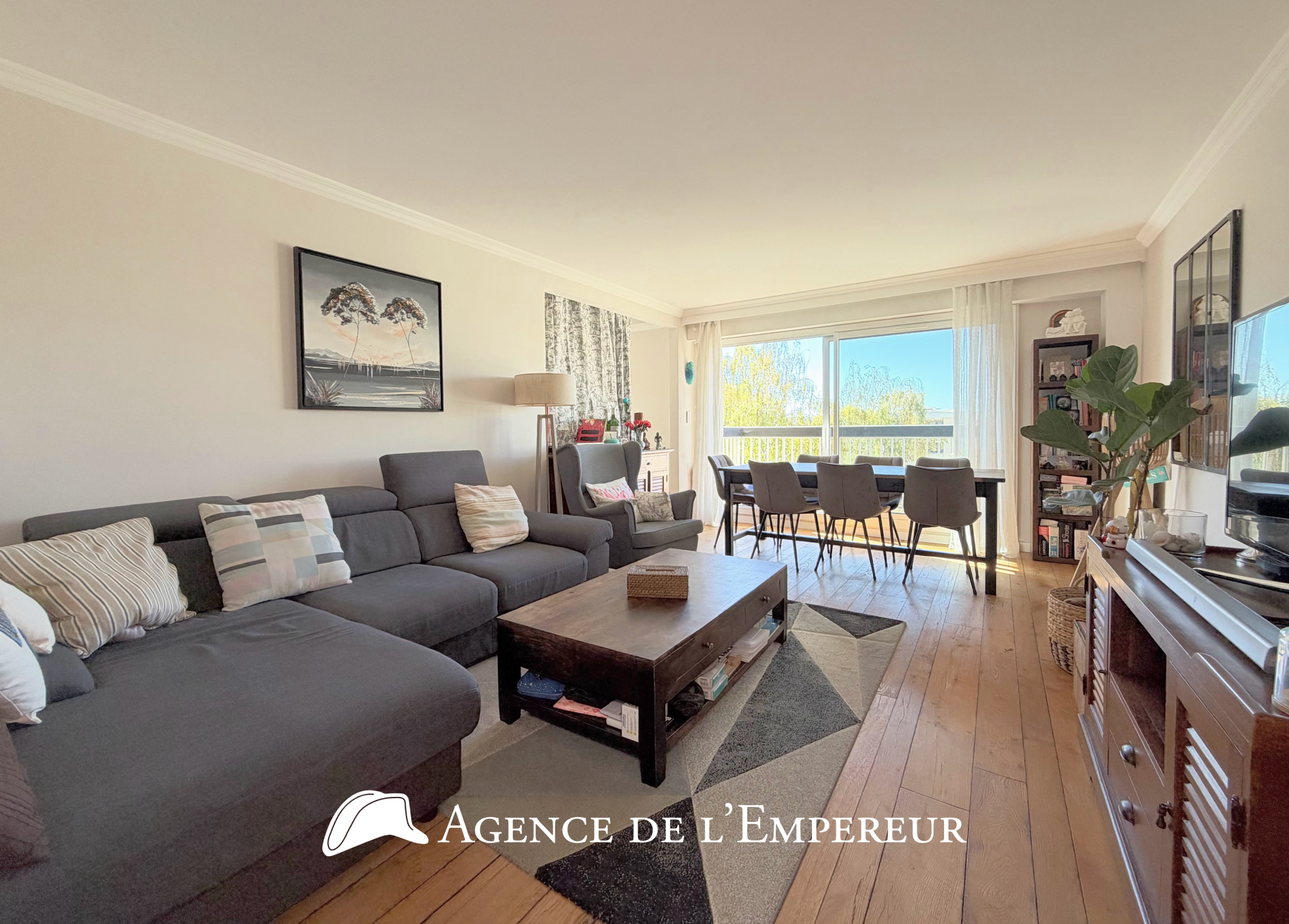 5 pièces, 101,3 m2, balcon, cave et parking. DPE C - 2