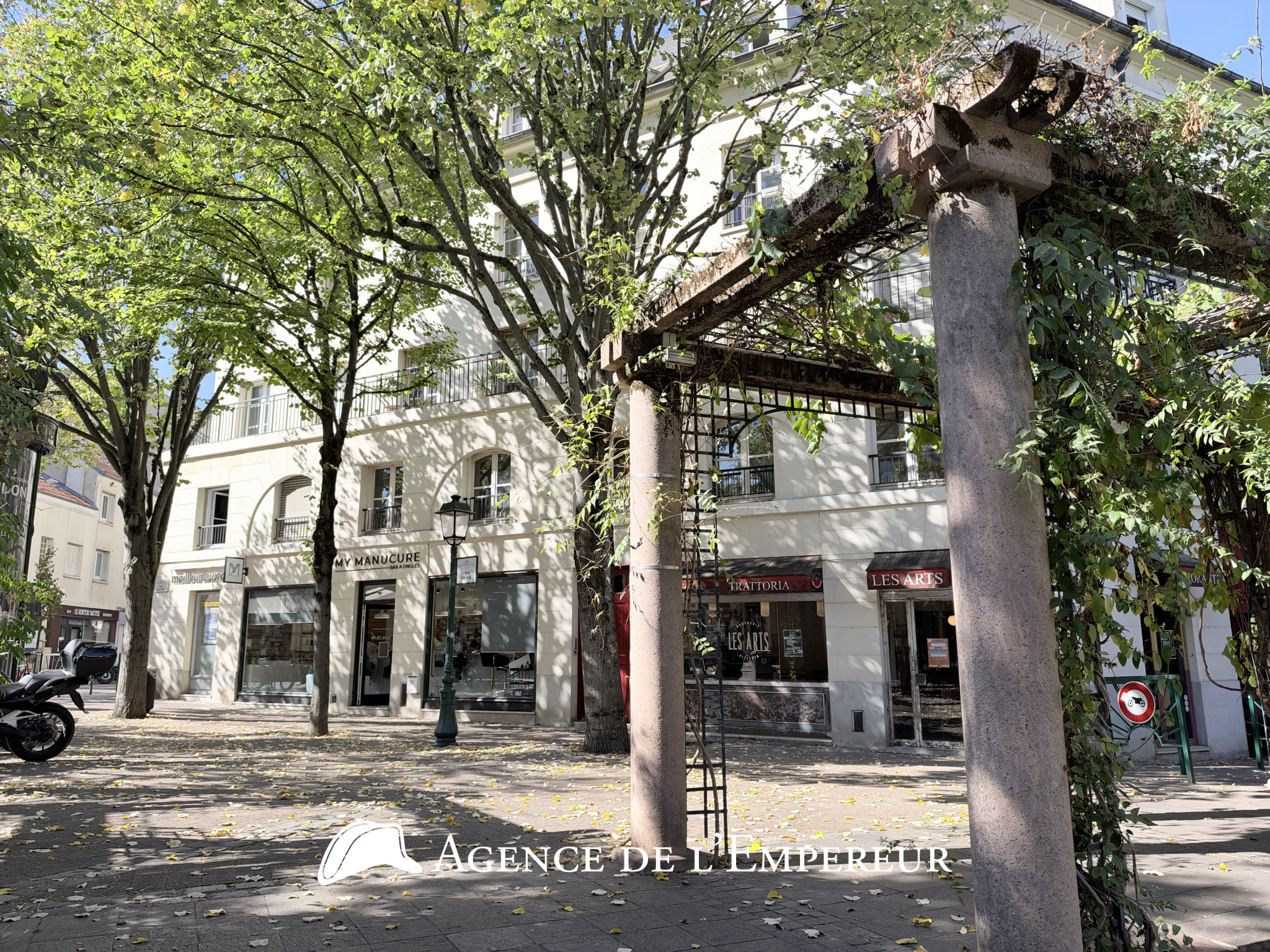Grand studio 43 m2 (50 m2 au sol) — Dernier étage. Place des Arts. Parking et cave. - 12