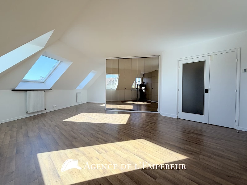 Grand studio 43 m2 (50 m2 au sol) — Dernier étage. Place des Arts. Parking et cave.