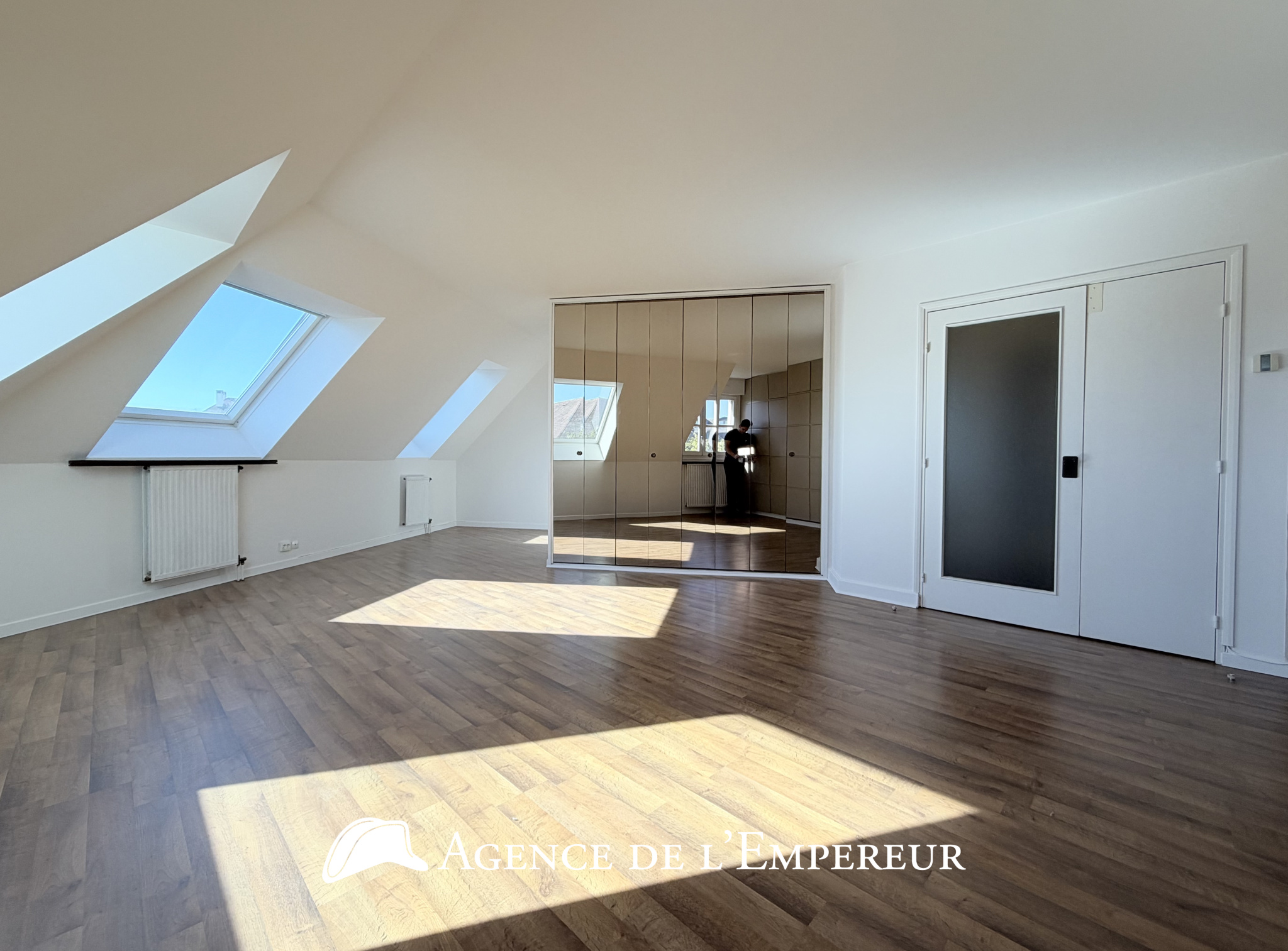 Grand studio 43 m2 (50 m2 au sol) — Dernier étage. Place des Arts. Parking et cave. - 3